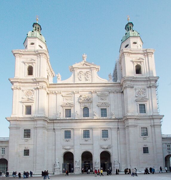 ملف:Salzburg cathedral frontview.jpg