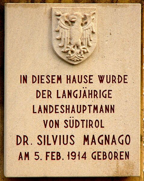 ملف:Gedenktafel Silvius Magnago (Meran).jpg