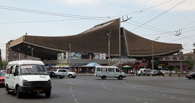 ملف:Eriwan Russia Mall.jpg