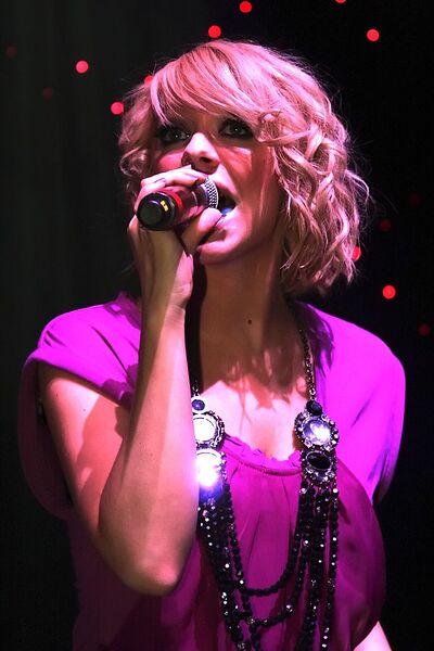 ملف:Elizabeth McClarnon adjusted.jpg