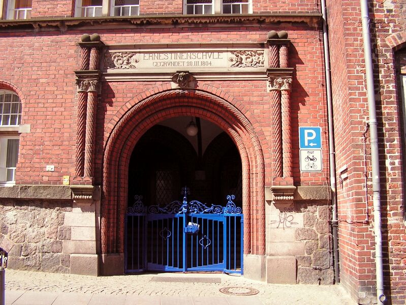 ملف:HL Ernestinenschule Eingang.JPG