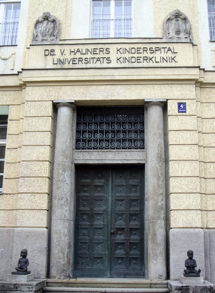 ملف:Haunersche Eingang Urgebaeude.png