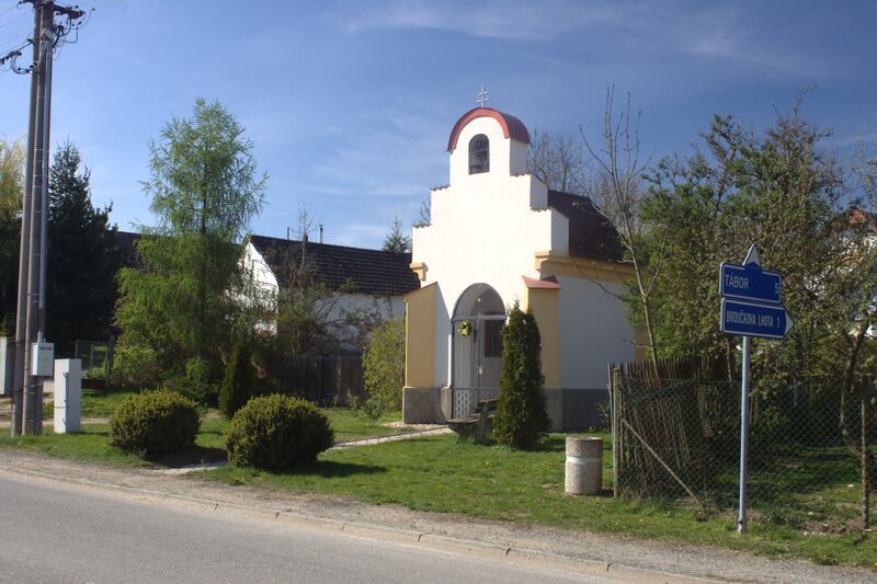 ملف:Jeníčkova Lhota, kaplička.jpg