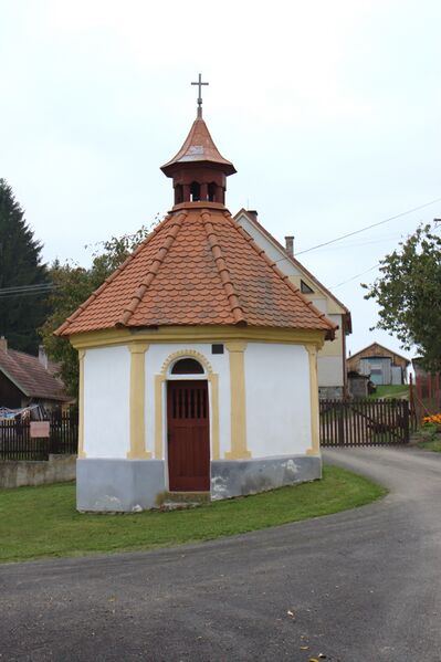 ملف:Lhýšov, kaplička II.jpg