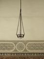 لمبة متدلية من السقف