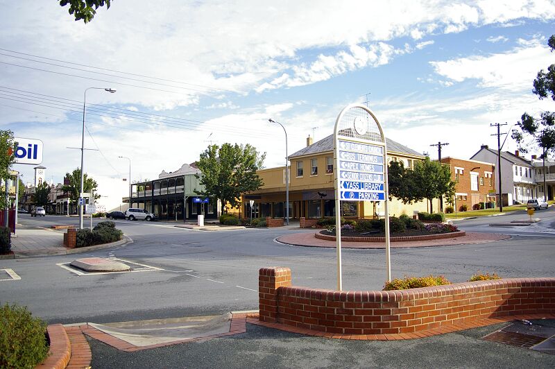 ملف:Laidlaw Street in Yass.jpg