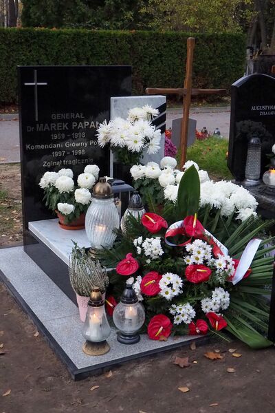 ملف:Marek Papała (grób) 01.jpg