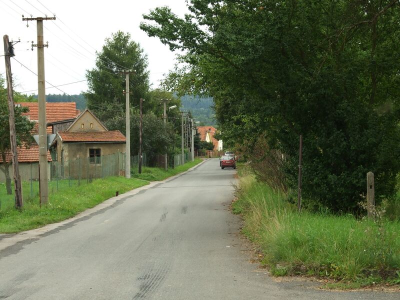 ملف:Skuhrov, Drahlovice, cesta.JPG
