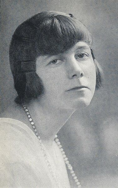 ملف:Nell Walden 1918.jpg