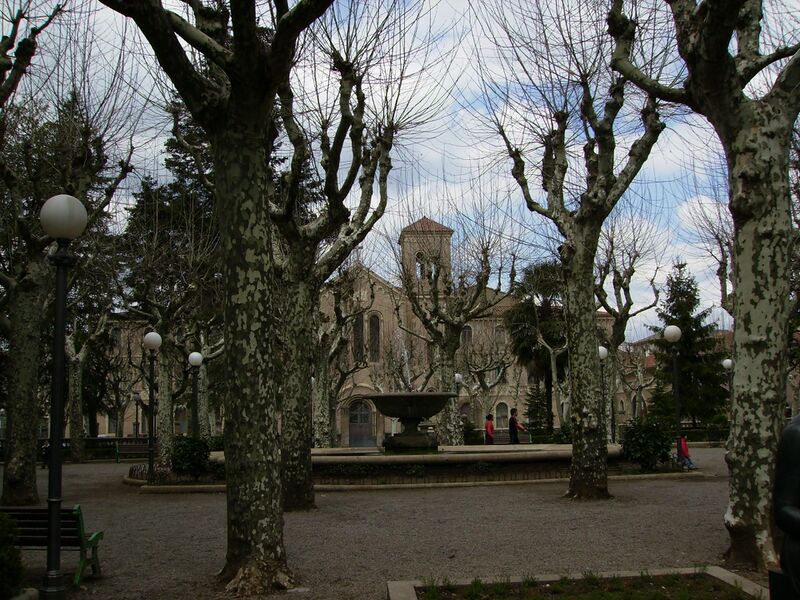 ملف:Plaça Clarà-Olot (Catalunya).jpg