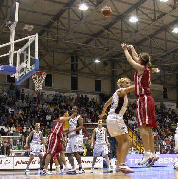 ملف:Three point shoot.JPG