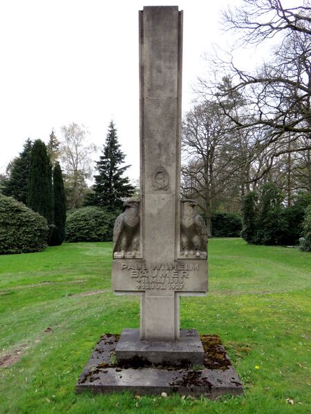 ملف:BäumerGrabmal Kuöhl FriedhofHH-Ohlsdorf2.JPG