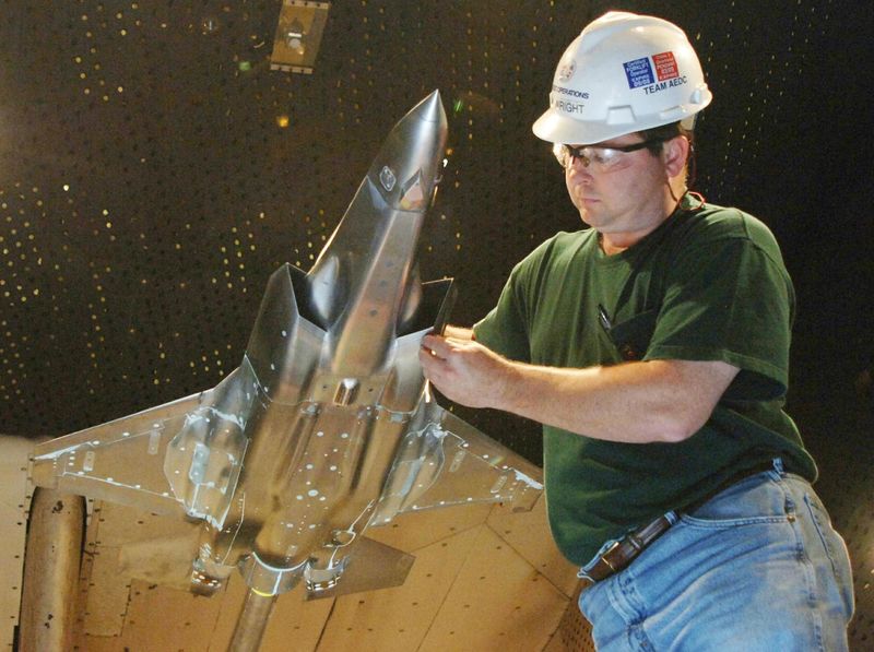 ملف:F-35 Wind Tunnel Model.jpg