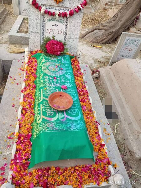 ملف:Nadira (Pakistani actress) grave.jpg