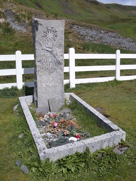 ملف:Shackleton Grave SouthGeorgia.jpg