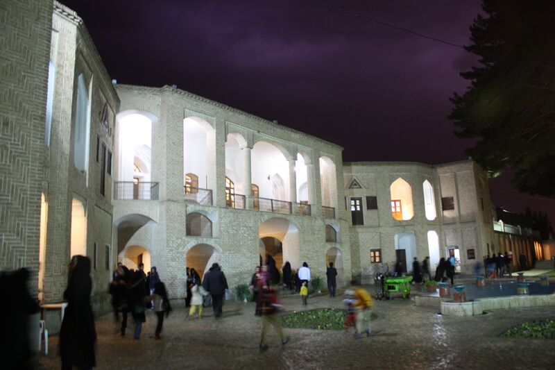 ملف:عمارت اکبریه،صاعقه وباران.jpg