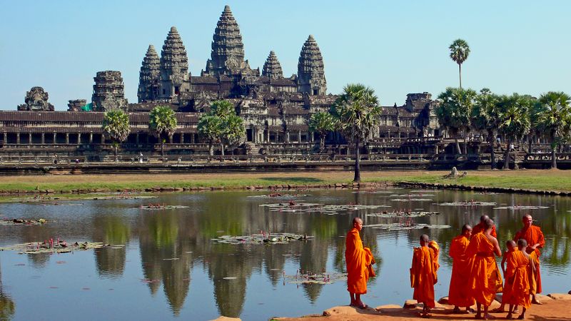 ملف:Buddhist monks in front of the Angkor Wat.jpg