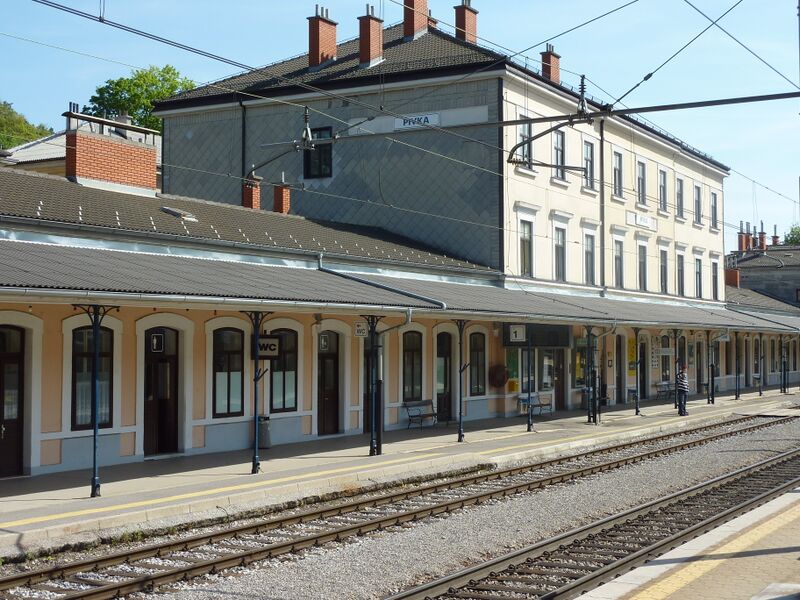 ملف:Pivka station 2011.jpg