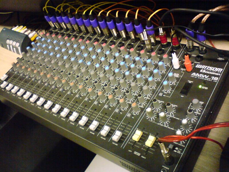 ملف:Mixing console.jpg