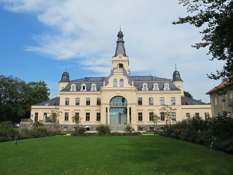 ملف:Schloss Gueterfelde Suedseite.jpg