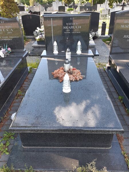 ملف:Witold Skaruch grób.jpg