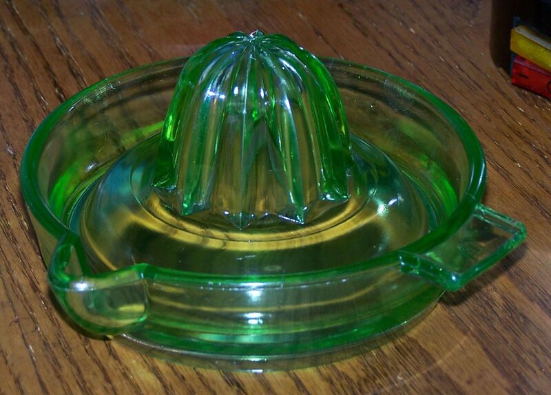 ملف:Depression Glass Juicer.jpg