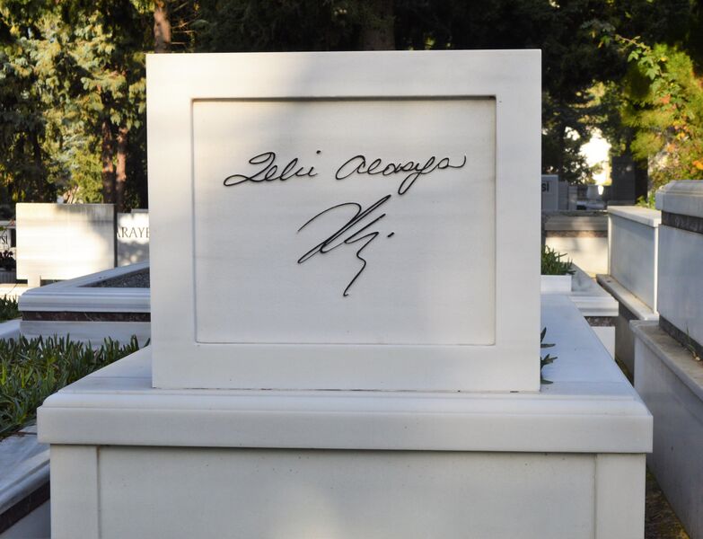 ملف:Grave of Zeki Alasya.jpg