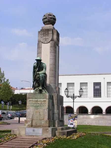 ملف:Monumento-Oliveira de Azeméis.JPG