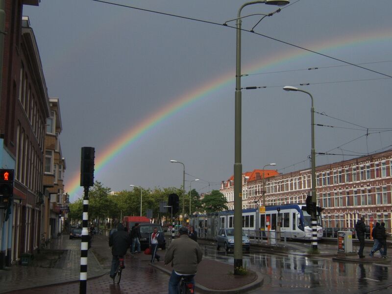 ملف:Randstadrail en regenboog.jpg
