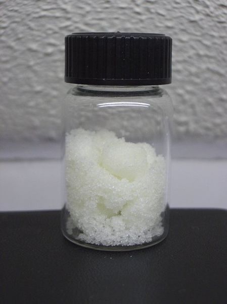 ملف:Sodium nitrite crystals.jpg
