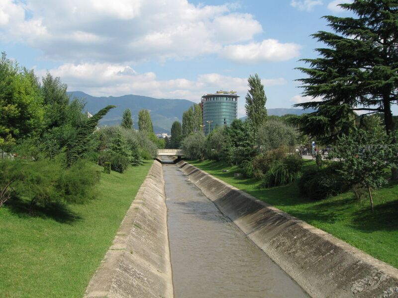 ملف:Tirana-Lana river.JPG