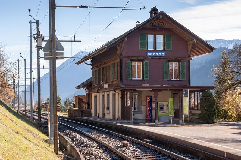 ملف:BLS-Bahnhof Weissenburg i. S.-20101114.JPG