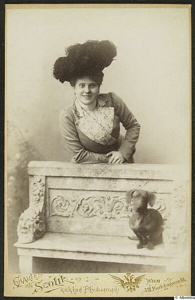 ملف:Claire Liesenberg mit Dackel.jpg