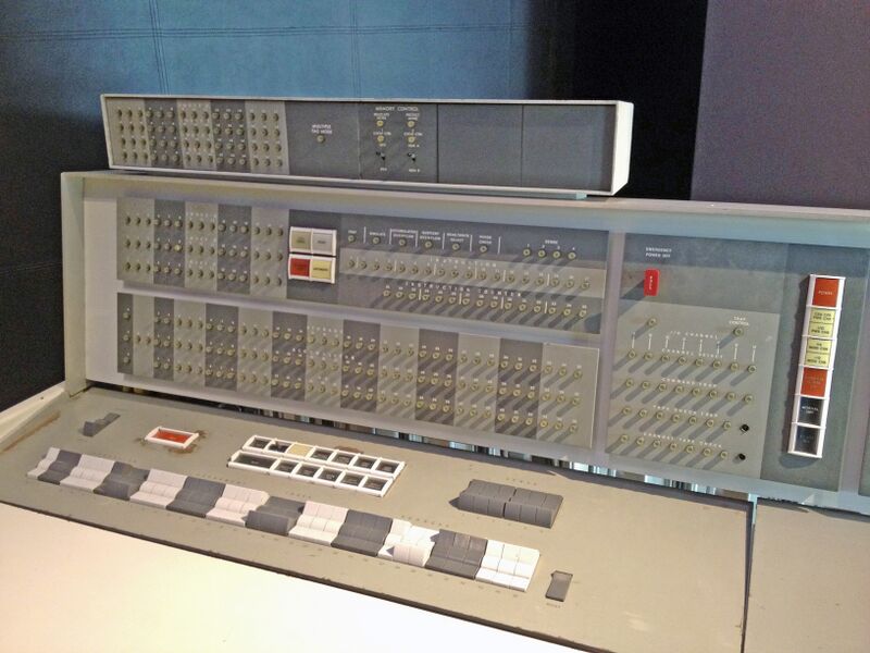 ملف:IBM 7094 console2.agr.JPG