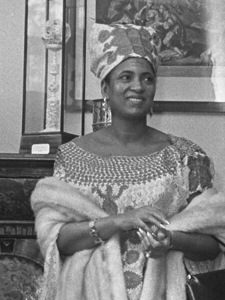 ملف:AichatouDiori (crop).jpg