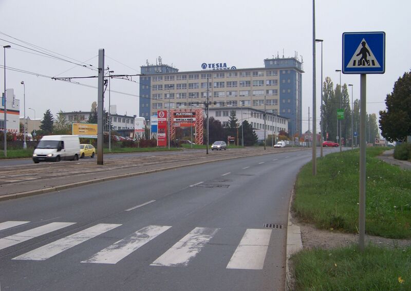 ملف:Hloubětín, Poděbradská, Tesla.jpg