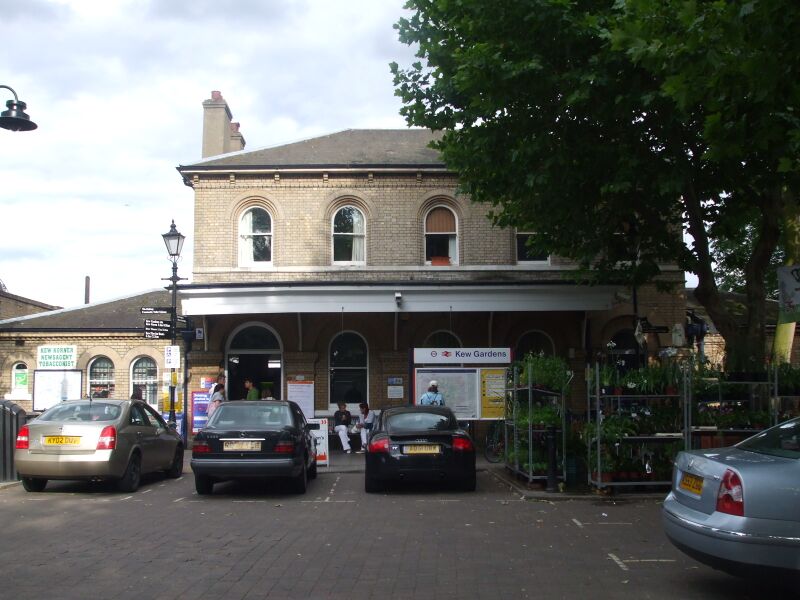 ملف:Kew Gardens stn building.JPG