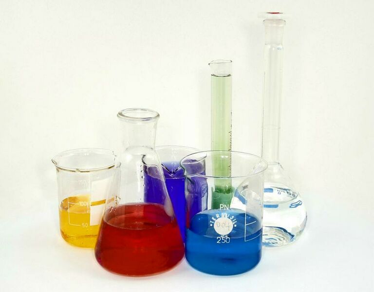 ملف:Lab glassware.jpg