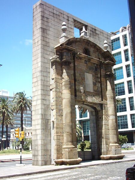 ملف:Puerta Montevideo.jpg