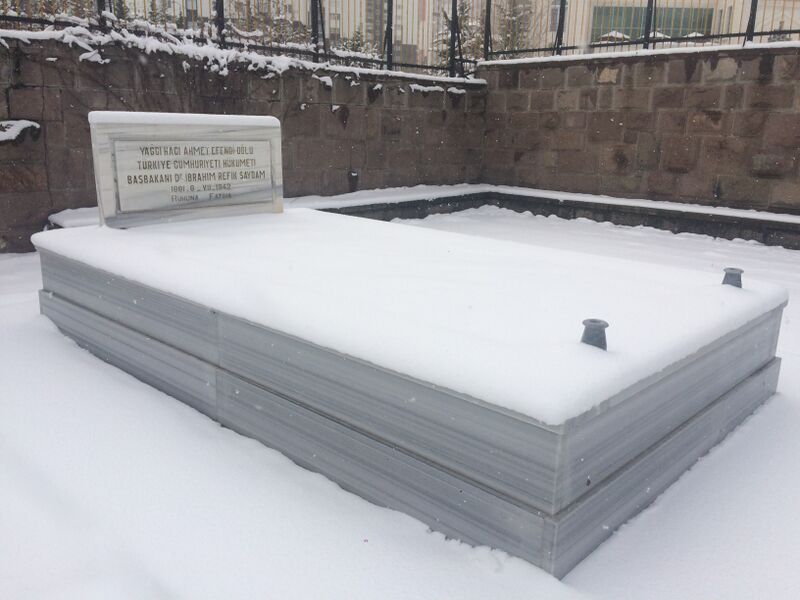 ملف:Refik Saydam'ın mezarı-yakın.jpg