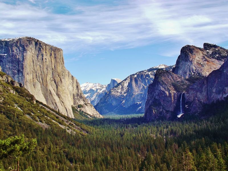 ملف:Yosemite Valley from Wawona Tunnel view, vista point..JPG