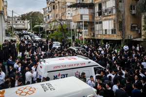 تجمع الحشود خارج منزل الحاخام حاييم كانيفسكي