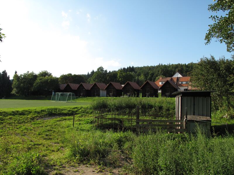 ملف:Důl (Sedlice), rekreační chatky.jpg