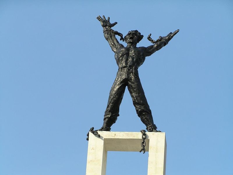 ملف:Irian Barat Statue.JPG