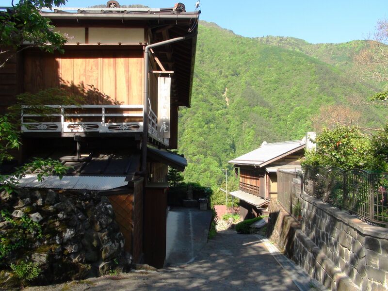 ملف:Stone pavement of Akasawa.JPG
