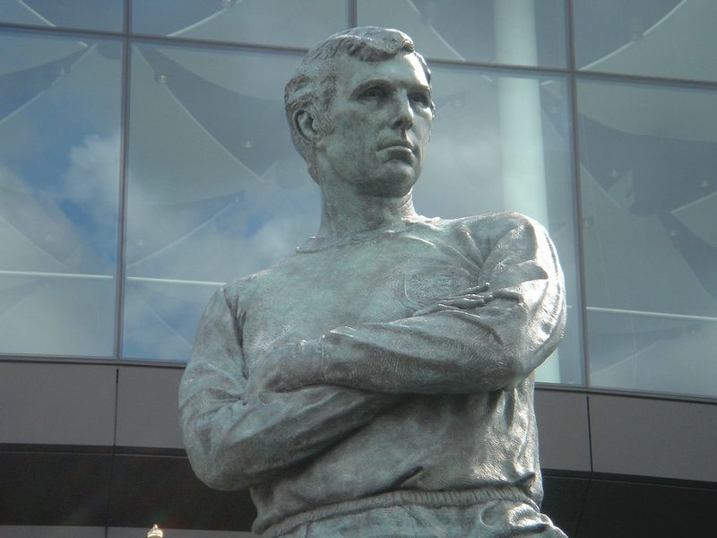 ملف:BobbyMooreStatueWembley.JPG
