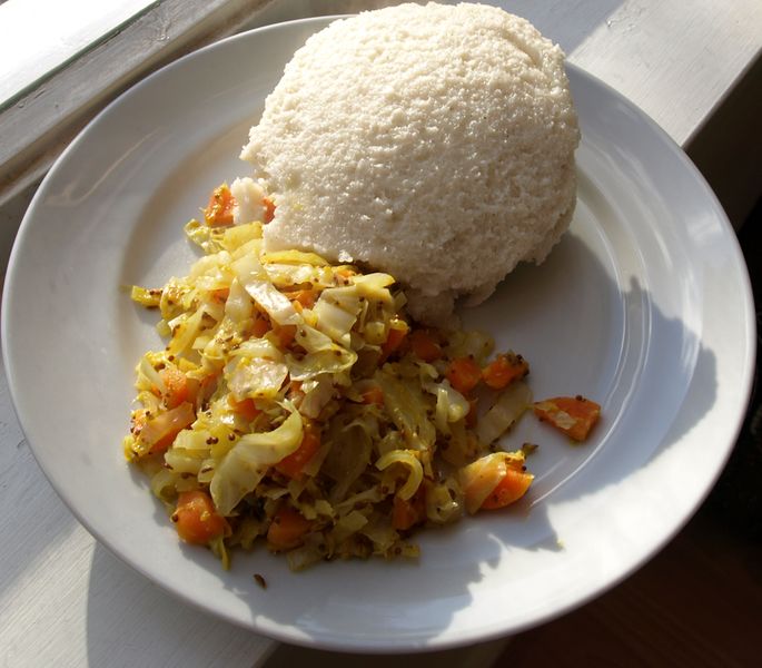 ملف:Ugali and cabbage.jpg