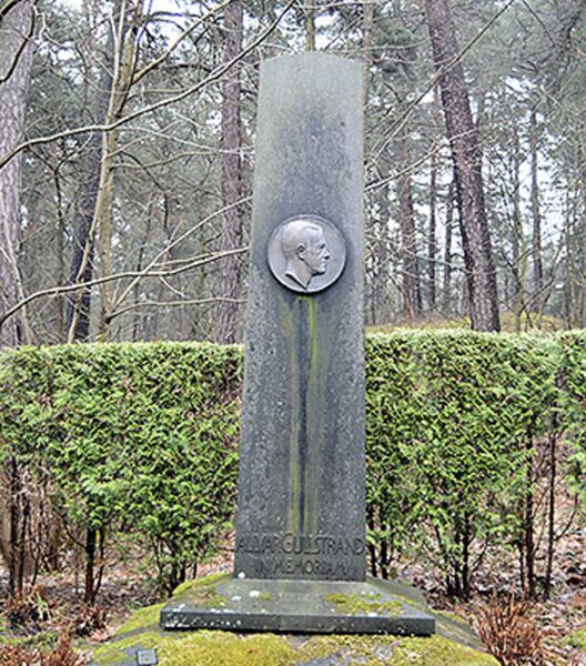 ملف:Allvar Gullstrand grav.jpg