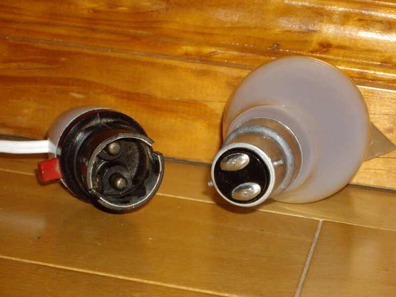 ملف:Bayonet lightbulb and socket.jpg