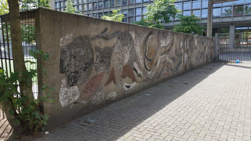 ملف:Mozaiek buitenwand school (2).jpg